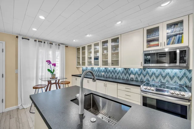 Listing Image for 160 Keonekai Rd 8-103 5 of 50