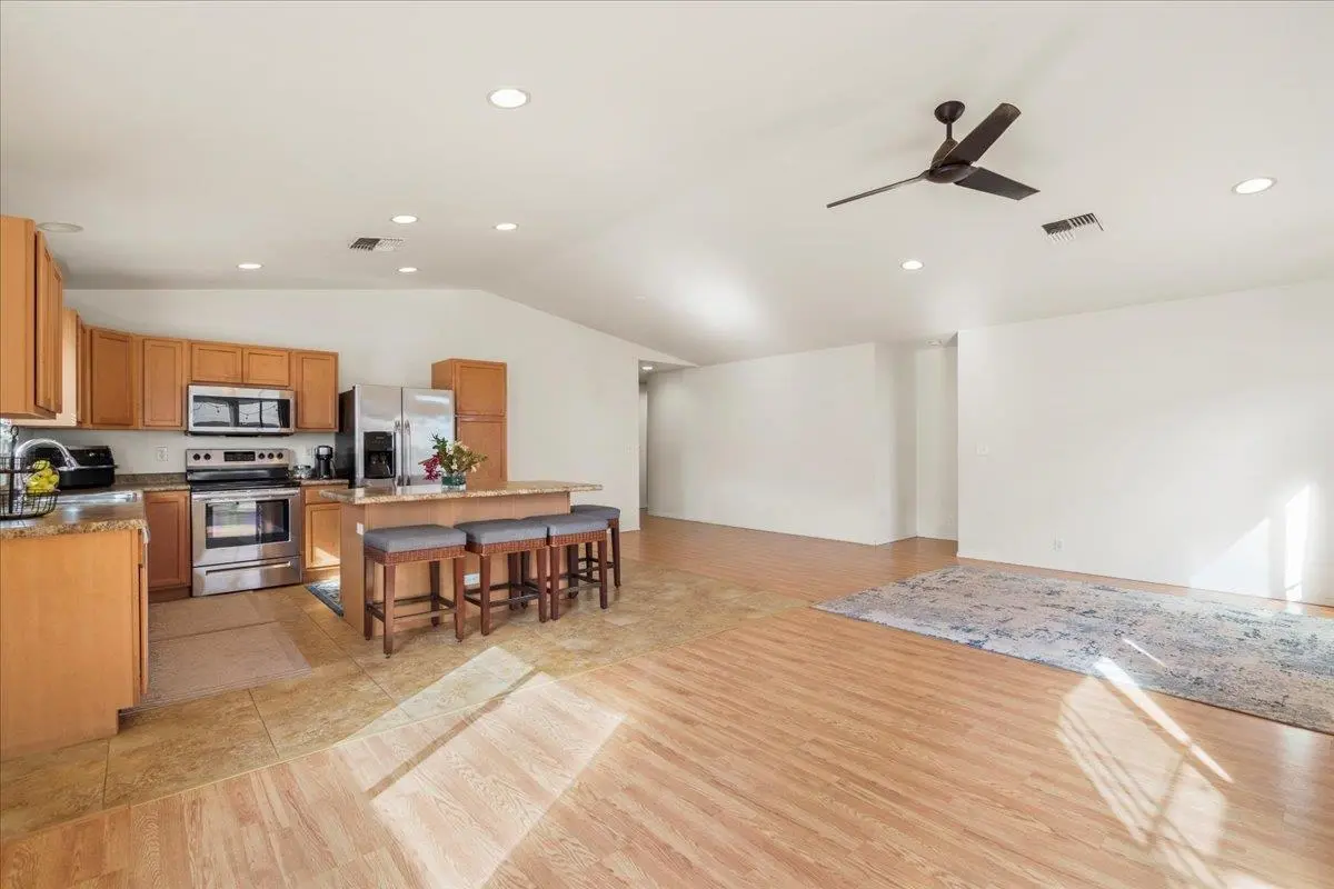 Photo of Listing #408576