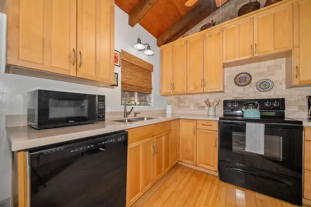 Listing Image for 132 Mahola St 7 of 37
