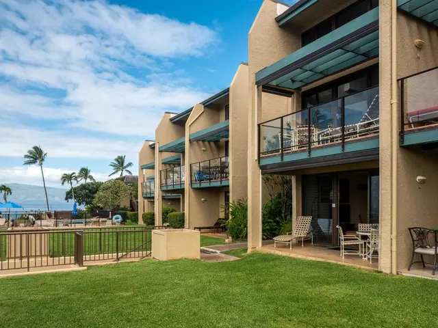 Listing Image for 5295 Lower Honoapiilani Rd B-17 25 of 35
