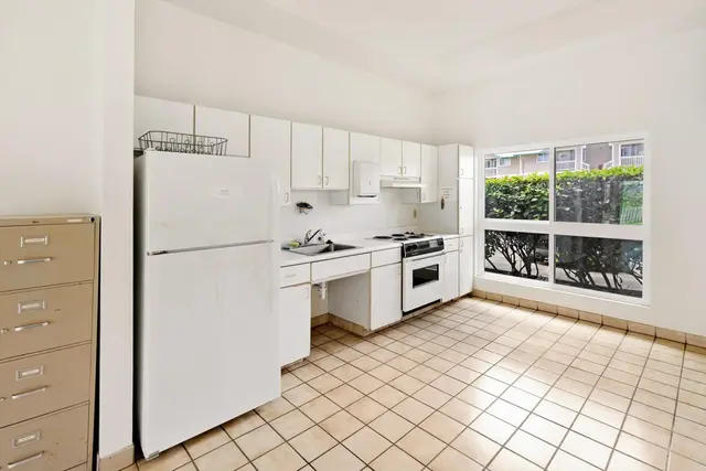 Listing Image for 10 Kopi Ln 18-104 32 of 40