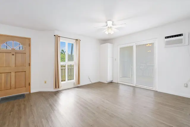 Listing Image for 10 Kopi Ln 18-104 4 of 40