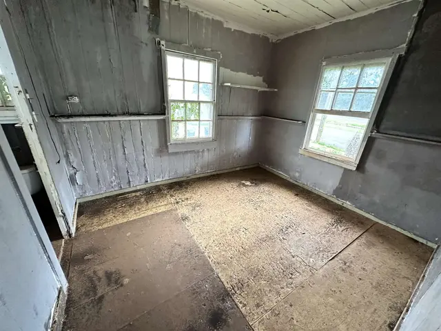 Listing Image for 1672 Farrington Ave 5 of 8