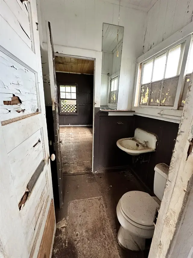 Listing Image for 1672 Farrington Ave 6 of 8
