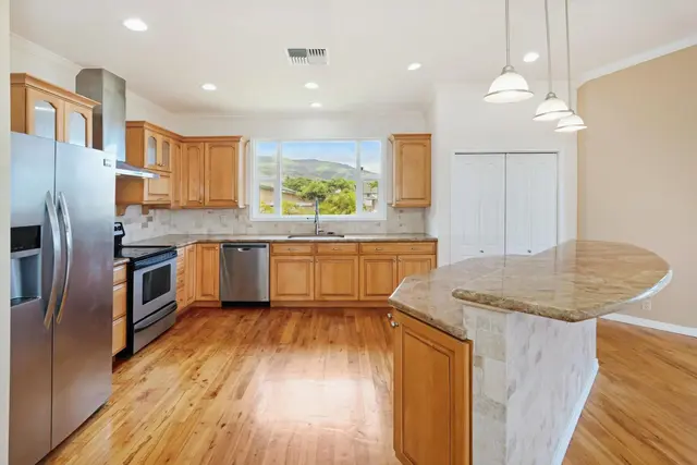 Listing Image for 32 W Kapueone Pl 12 of 50