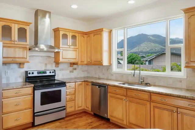 Listing Image for 32 W Kapueone Pl 14 of 50