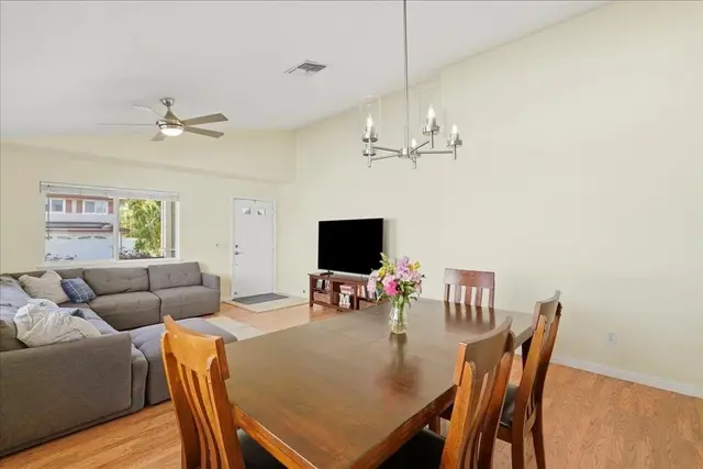 Listing Image for 18 Henohea Pl 11 of 50