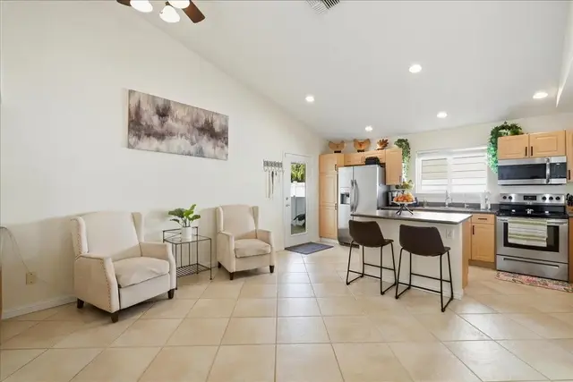 Listing Image for 18 Henohea Pl 13 of 50