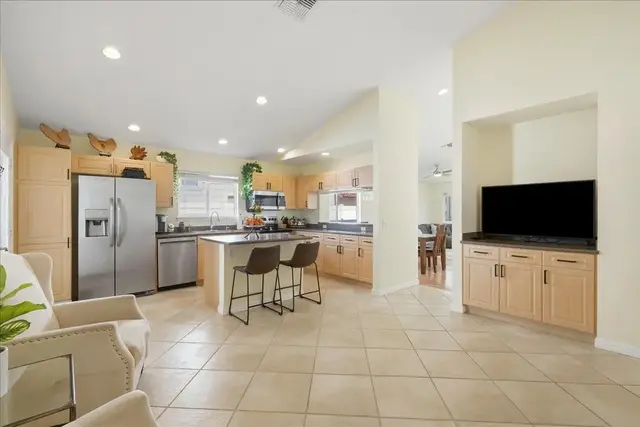 Listing Image for 18 Henohea Pl 14 of 50