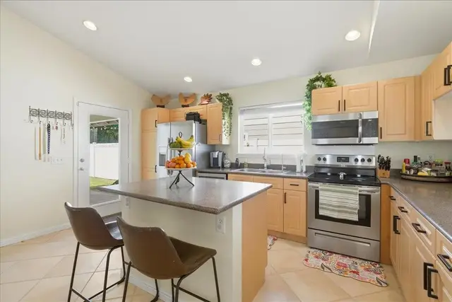 Listing Image for 18 Henohea Pl 16 of 50