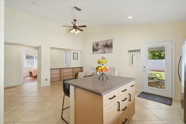 Listing Image for 18 Henohea Pl 17 of 50
