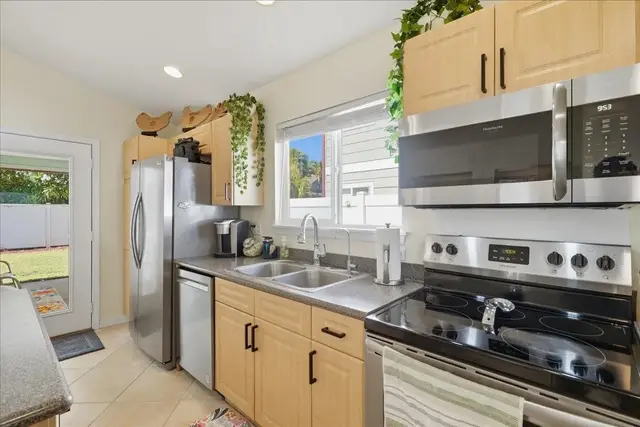 Listing Image for 18 Henohea Pl 18 of 50