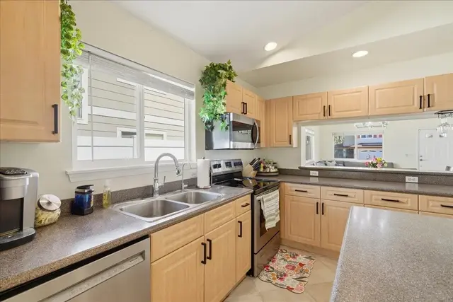 Listing Image for 18 Henohea Pl 19 of 50