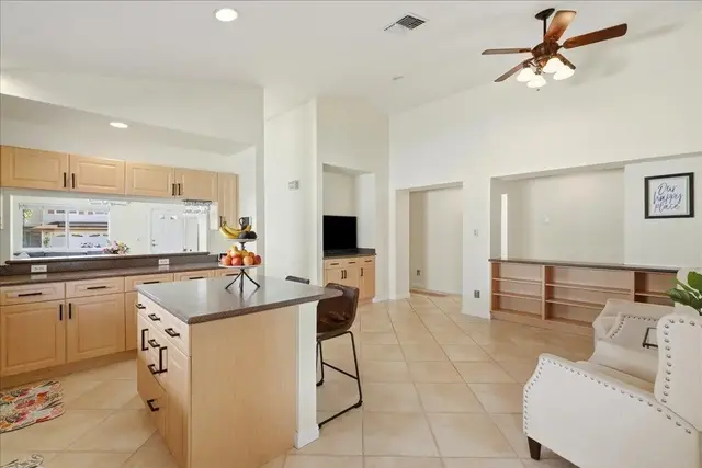Listing Image for 18 Henohea Pl 20 of 50