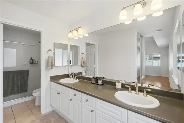 Listing Image for 18 Henohea Pl 33 of 50
