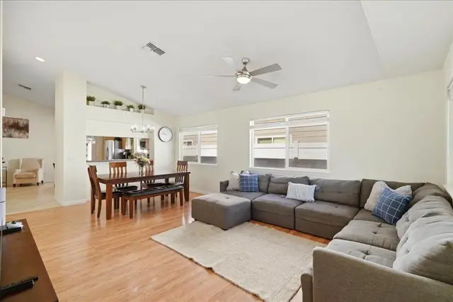 Listing Image for 18 Henohea Pl 8 of 50