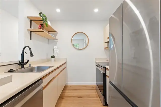 Listing Image for 160 Keonekai Rd 18-204 23 of 34