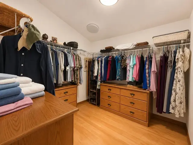 Listing Image for 1633 Farrington Ave 21 of 38