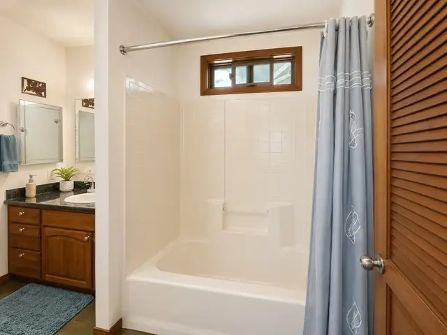 Listing Image for 1633 Farrington Ave 24 of 38