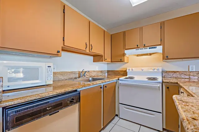 Listing Image for 3740 Lower Honoapiilani Rd E308 11 of 38