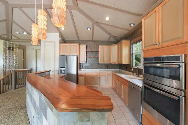 Listing Image for 18 Hoohale St 10 of 50