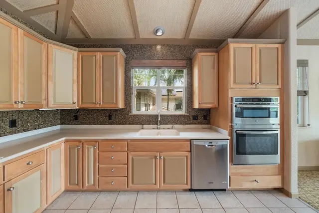 Listing Image for 18 Hoohale St 12 of 50