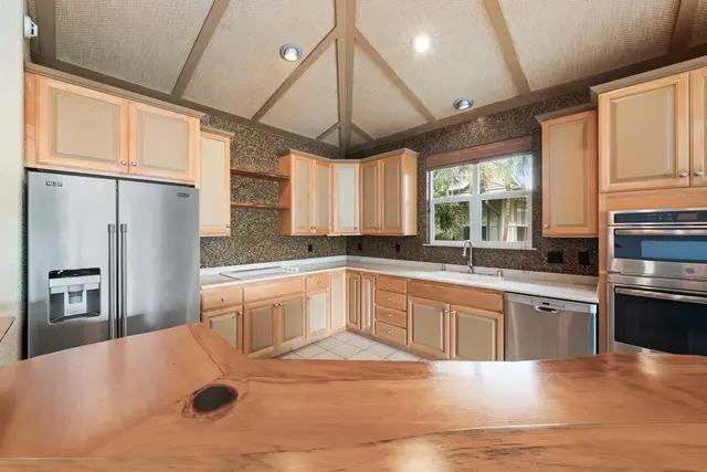 Listing Image for 18 Hoohale St 13 of 50