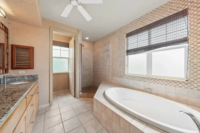 Listing Image for 18 Hoohale St 25 of 50