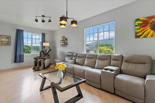 Listing Image for 21 Meleinoa Pl 10 of 50