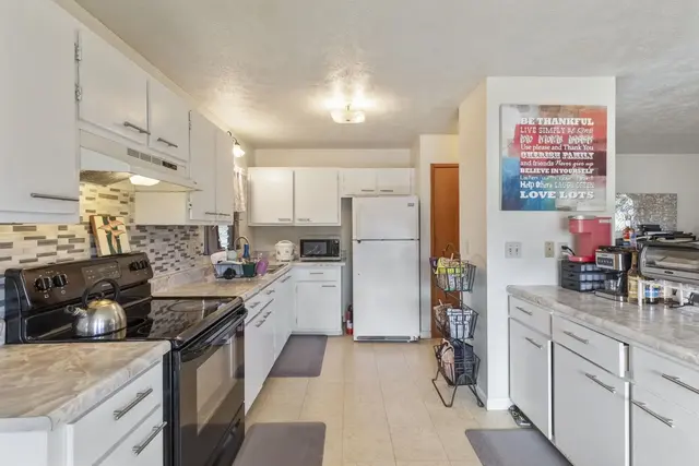 Listing Image for 35 Aewa Pl 12 of 36