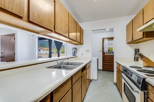 Listing Image for 1119 Onaha St 13 of 25