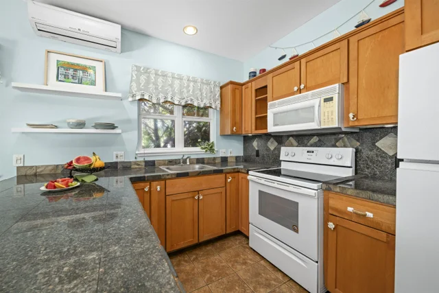 Listing Image for 23 W Huapala Pl 33 of 37