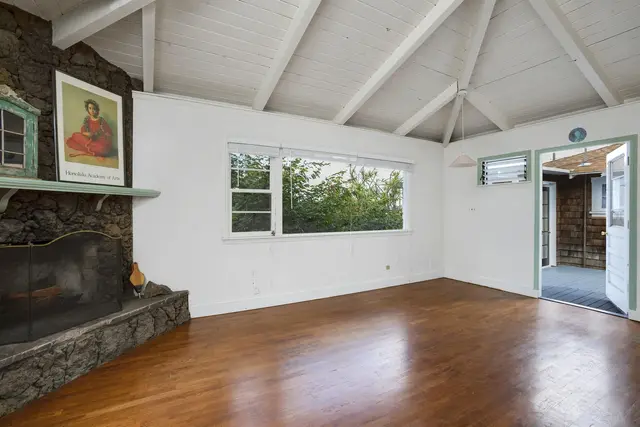 Listing Image for 16 Maukanani Rd 21 of 37