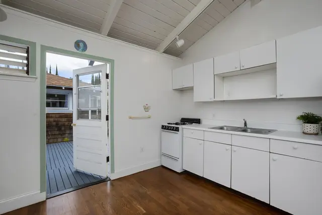 Listing Image for 16 Maukanani Rd 25 of 37