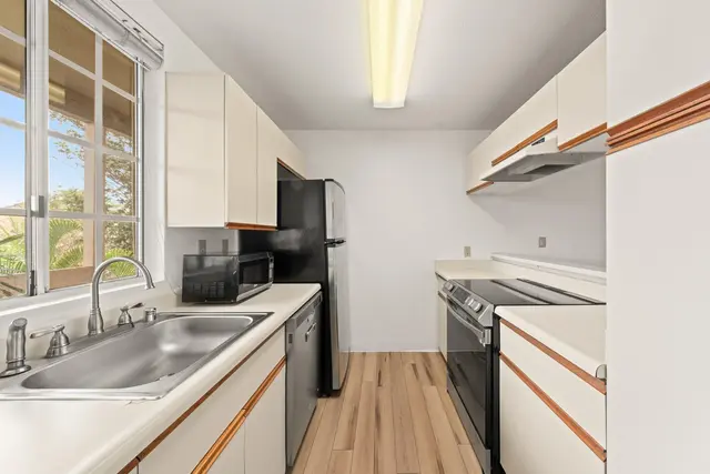 Listing Image for 140 Uwapo Rd 19-203 10 of 29