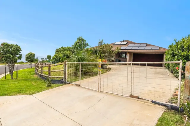 Listing Image for 143 Leiohu Cir 30 of 50