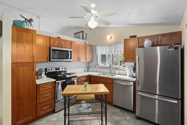 Listing Image for 232 Kaiwahine St 6 of 33