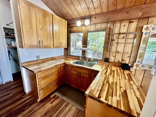 Listing Image for 1085 Nauwe St 18 of 44