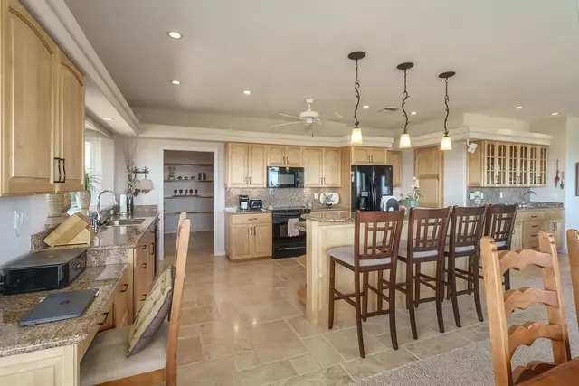Listing Image for 8 Lily Pl 4 of 50