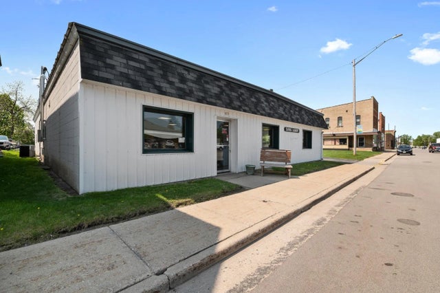 817 E Main Street, SURING