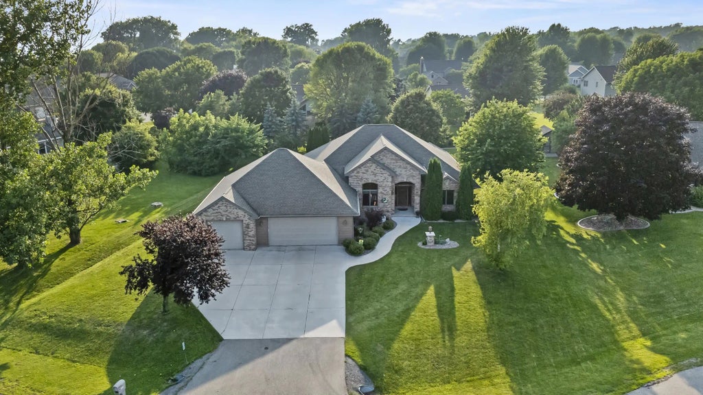 N8387 Royce Court, MENASHA