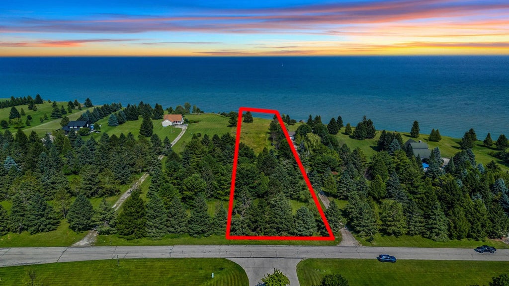 626 Lakeshore Drive, KEWAUNEE