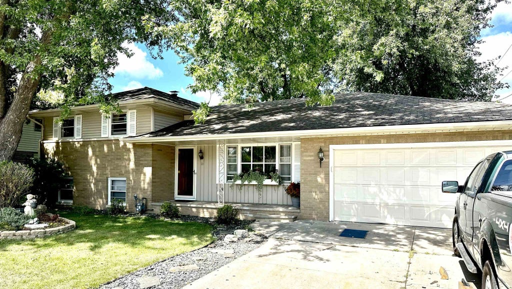 118 W Greenfield Drive, LITTLE CHUTE