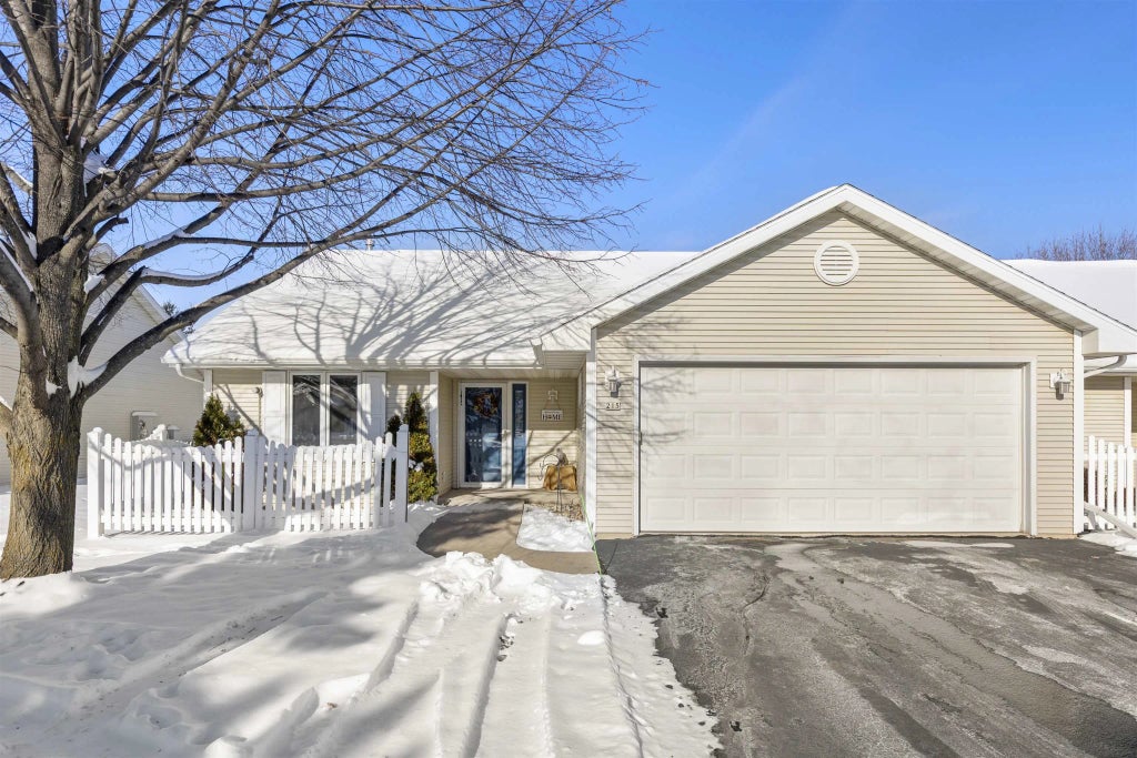 215 Lake Pointe Drive, OSHKOSH