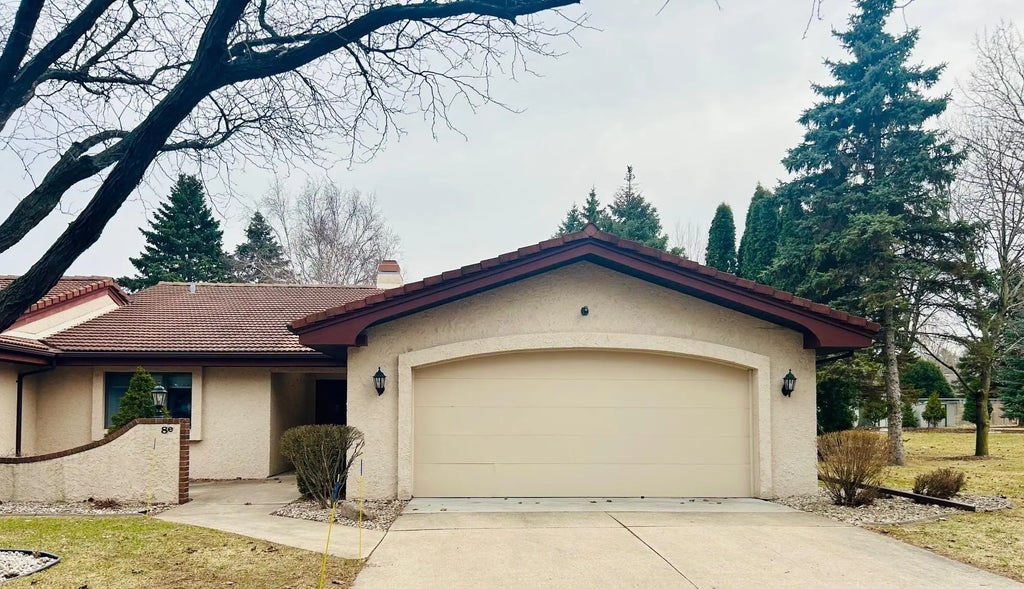 8 Fiesta Court E, APPLETON