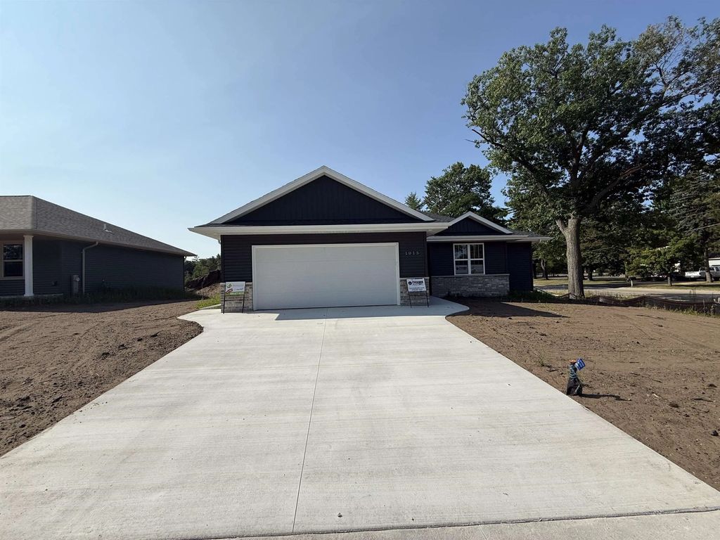 1015 Constellation Way, MARINETTE