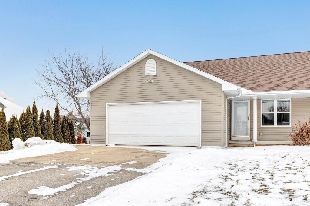 1926 River Hill Court, SUAMICO