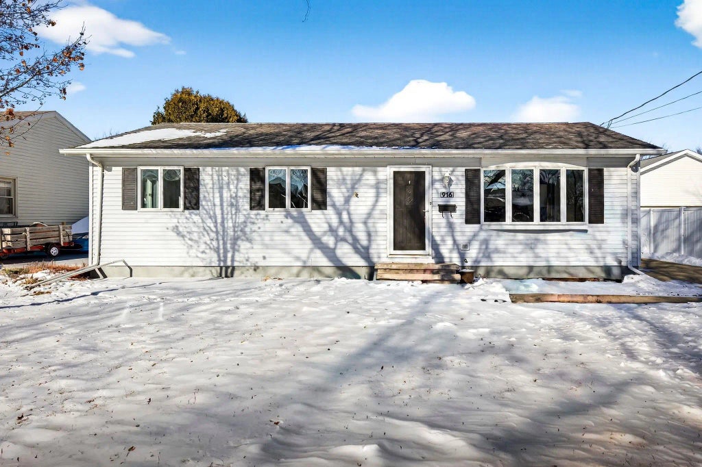 916 Charles Street, LITTLE CHUTE