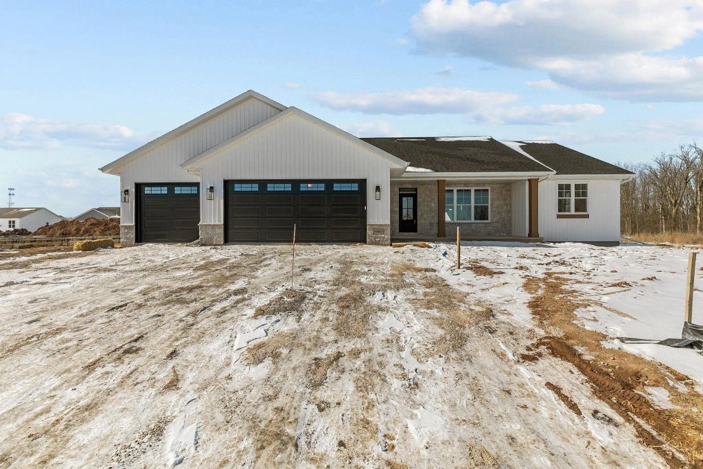 N8881 Killarney Way, MENASHA