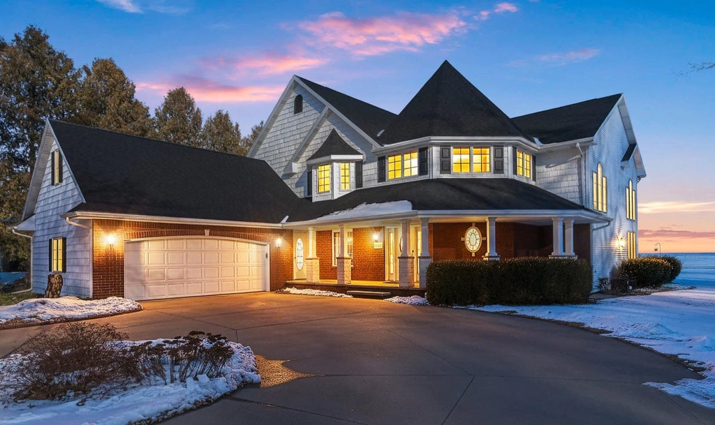 2710 Shorewood Drive, OSHKOSH